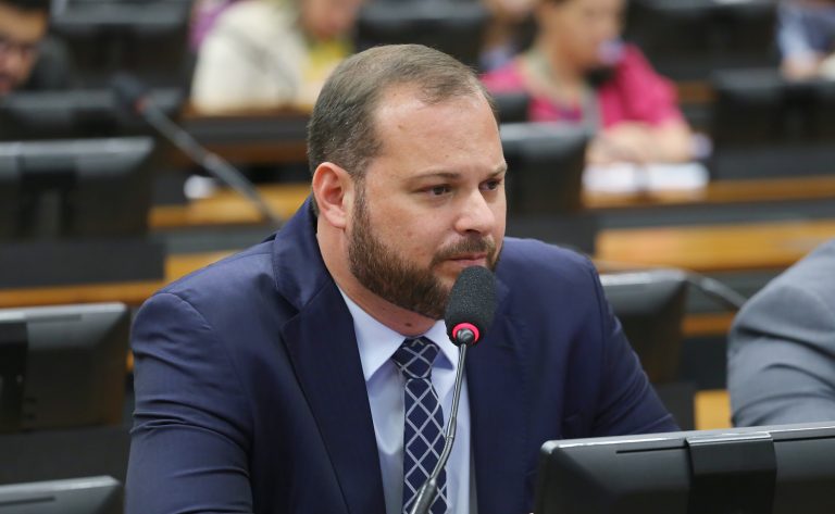 Victor Linhalis fala durante reunião de comissão