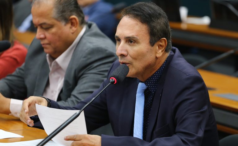 Carlos Henrique Gaguim fala durante reunião de comissão 