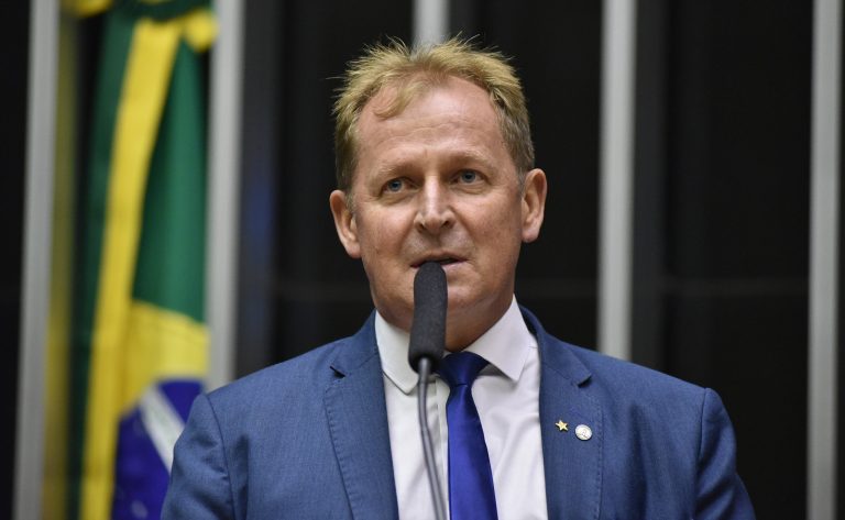 Deputado Welter fala ao microfone