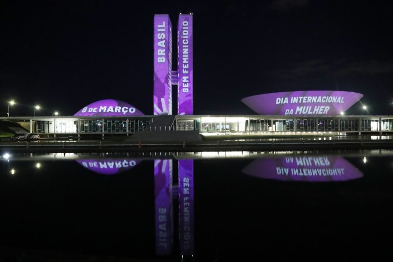 O Congresso Nacional recebe iluminação roxa e projeção de frases e imagens especiais em comemoração ao Dia Internacional da Mulher