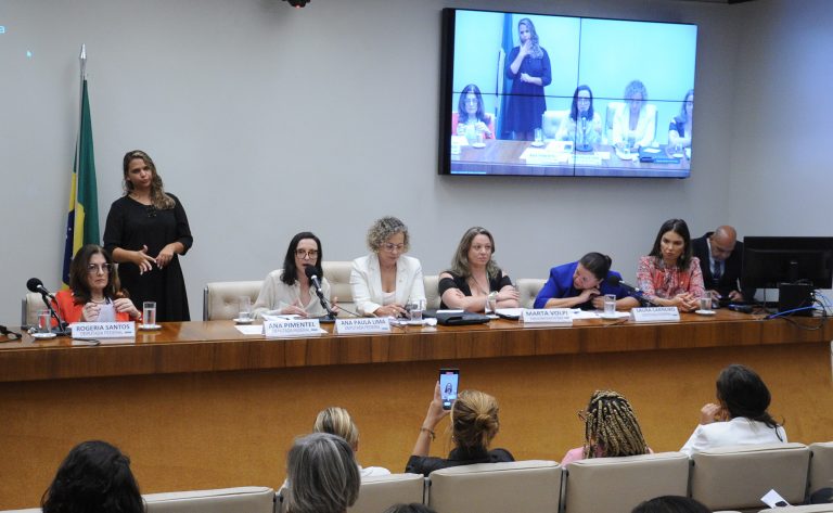 Primeira Infância, Infância, Adolescência e Juventude: Urgência climática, inteligência artificial, saúde e violências. Dep. Rogéria Santos (REPUBLICANOS - BA); Dep. Ana Pimentel (PT - MG); Dep. Ana Paula Lima (PL - SC); Diretora de Proteção do Direito da Criança e do Adolescente do Ministério dos Direitos Humanos e Cidadania, Marta Volpi; Dep. Laura Carneiro (PSD - RJ)