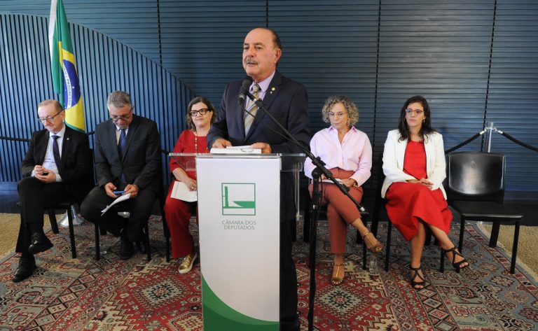 Evento de lançamento. Conselheiro do Tribunal de Contas do Rio Grande do Sul, Cezar Miola. Ministro das Relações Institucionais, Alexandre Padilha. Senadora, Teresa Leitão. Dep. Dr. Zacharias Calil (UNIÃO - GO). Dep. Ana Paula Lima (PT - SC). Deputada Estadual de São Paulo, Marina Helou.