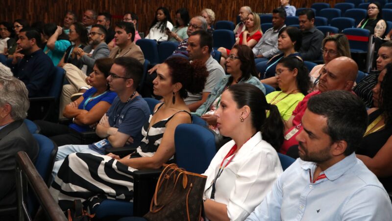 Público presente no auditório.