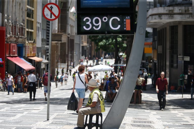 Termômetro registra 39 graus na cidade de São Paulo