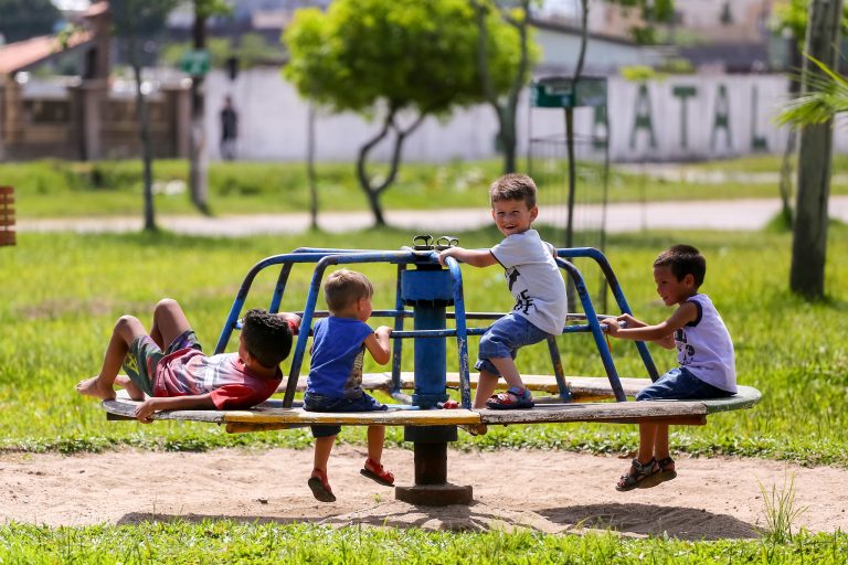 Crianças brincando num parquinho