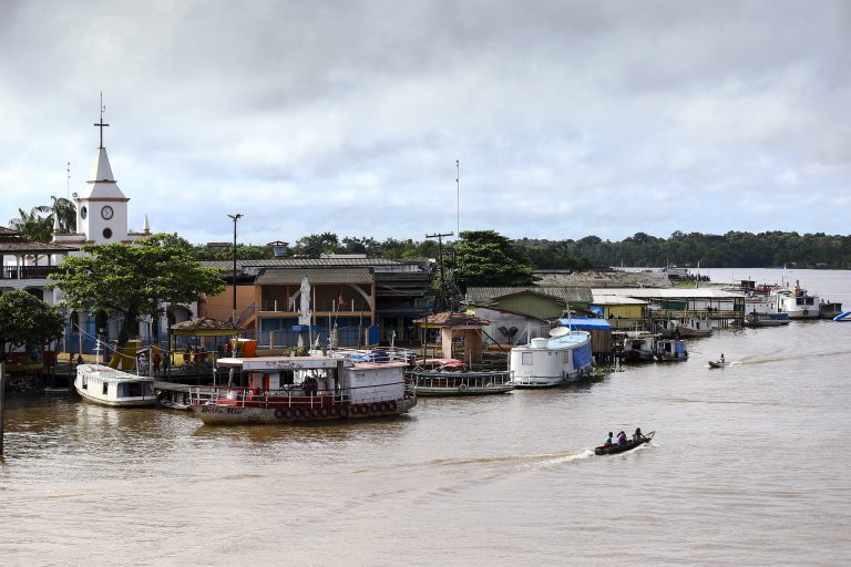 Transportes - barcos e portos - ribeirinhos Amazônia população ribeirinha canoas região amazônica cidades municípios (Afuá-PA, ilha de Marajó)