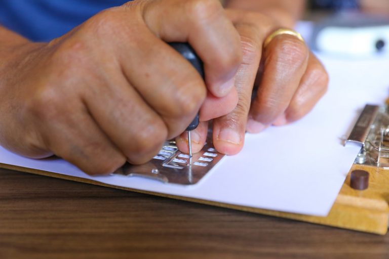 Direitos Humanos - deficientes - braille - O Dia Nacional do Sistema Braille é celebrado neste 8 de abril e permanece como um ‘ponto de luz’ ao lembrar como o método é indispensável na vida de pessoas cegas e com deficiência visual. O braille significa, antes de tudo, inclusão social. Aqui no DF, a Biblioteca Dorina Nowill, em Taguatinga, é a única unidade pública braille e o ponto de encontro desse público que a adota como uma segunda casa.