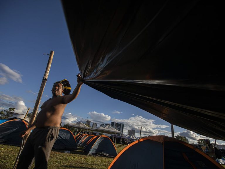 Direitos Humanos e Minorias - Índio - ovos de vária etnias chegando para o Acampamento Terra Livre 2023 na Esplanada dos Ministérios, o tema do acampamento “O futuro indígena é hoje. Sem demarcação não há democracia!”, a expectativa é reunir mais de seis mil indígenas no acampamento que acontece em Brasília, entre os dias 24 e 28 de abril