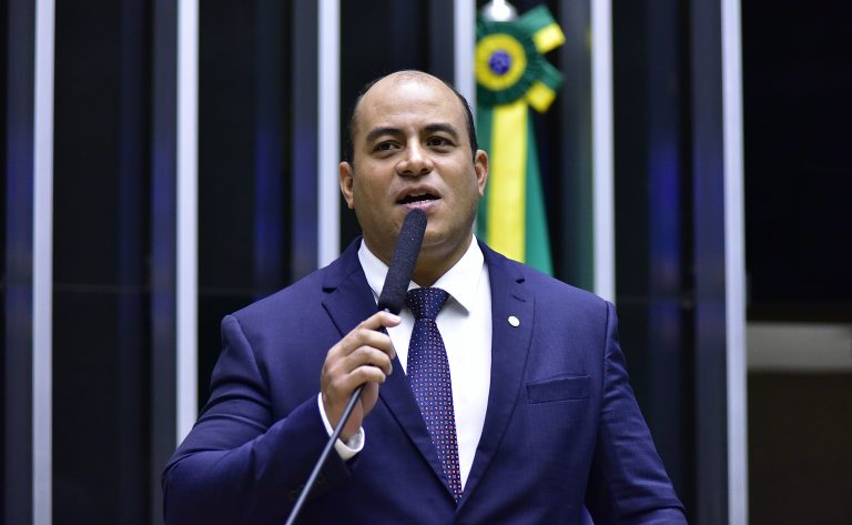 Deputado Wolmer Araújo fala ao microfone