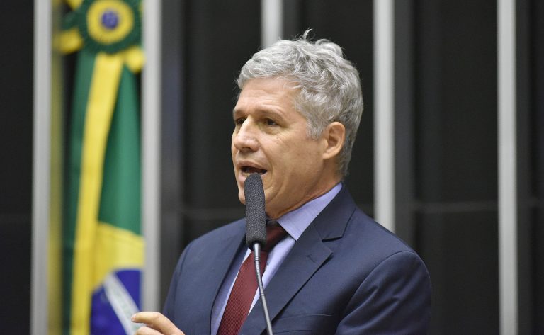 Deputado Paulo Bengtson fala ao microfone