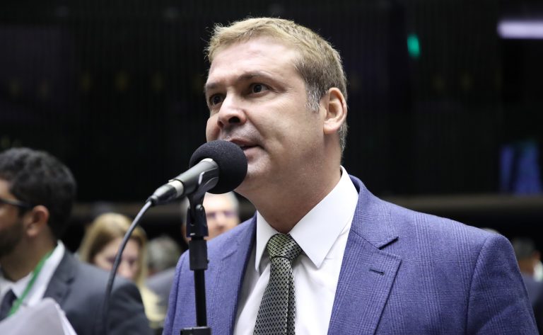 Deputado Lindbergh Farias fala ao microfone