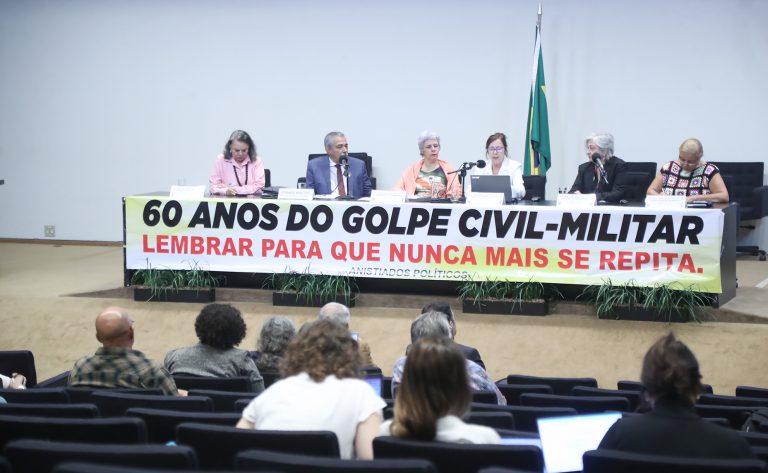 Seminário - 60 anos do golpe militar de 64: lembrar para que nunca mais se repita. Vice-presidenta da Comissão de Anistia, Ana Maria Lima de Oliveira; Dep. Leonardo Monteiro (PT - MG); Presidenta da Comissão de Anistia, Enéa Stutz; Relatora, Vanda Oliveira; Conselheira, Rita Sipahi e Conselheira, Marina Steinbruch