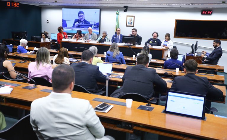 Audiência Pública - Dia Mundial de Conscientização sobre o Autismo. Representante da Secretaria das Pessoas com Deficiência, Roselene Candida Alves. Pesquisador internacional e autor do livro "O Desafiante Mundo do Autismo", Oswaldo Freire. Associação Brasileira de Autismo (ABRA), Maria do Carmo Tourinho Ribeiro. Dep. Welinton Prado (SOLIDARIEDADE - MG). Diretor de Políticas de Educação Especial na Perspectiva Inclusiva do Ministério da Educação, Alexandre Mapurunga. Presidente de Honra - Movimento Orgulho Autista Brasil (MOAB), Fernando Cotta. Representante da Associação Zeiza Dojo Casa do Autista, Zeiza Matildes Silva.