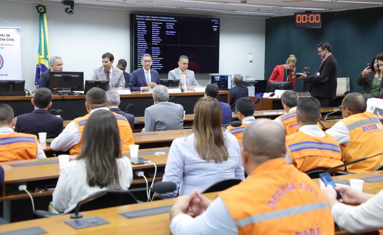 Audiência Pública - Debate sobre a elaboração do Plano Nacional de Proteção e Defesa Civil – PNDC. Dep. Leo Prates (PDT - BA); Ministro da Integração e do Desenvolvimento Regional, Waldez Góes e Dep. Gilson Daniel (PODE - ES)