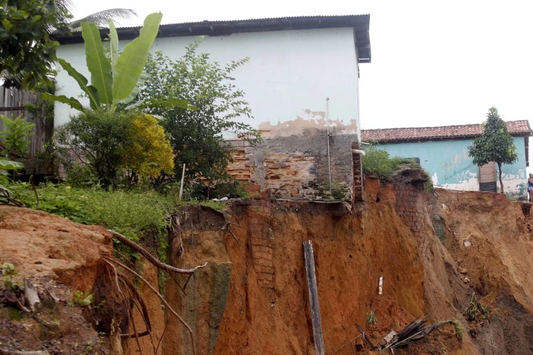 Cidades - geral - erosão deslizamento chuva desmatamento defesa civil