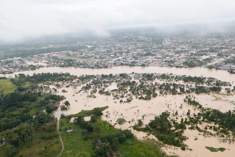Cidades - catástrofes - Sobrevoo a áreas afetadas por enchentes em Sena Madureira no Acre e coletiva de imprensa no Aeroporto de Rio Branco - alagamento