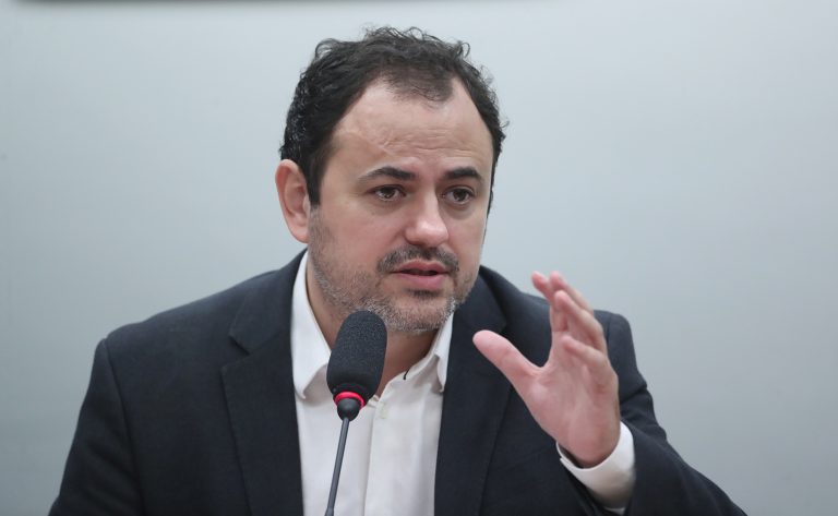 Deputado Glauber Braga fala ao microfone