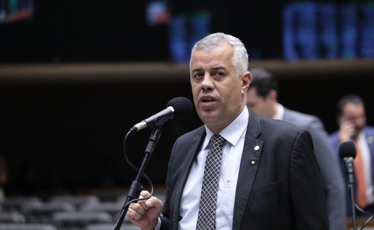 Deputado Evair Vieira de Melo fala ao microfone