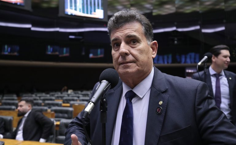 Deputado Coronel Meira fala ao microfone