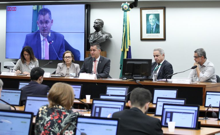 Deputados reunidos numa sala