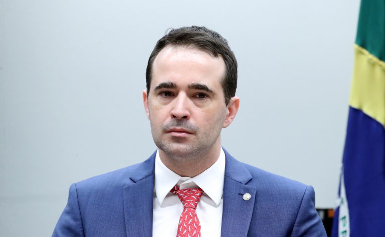 Deputado Bruno Ganem fala ao microfone