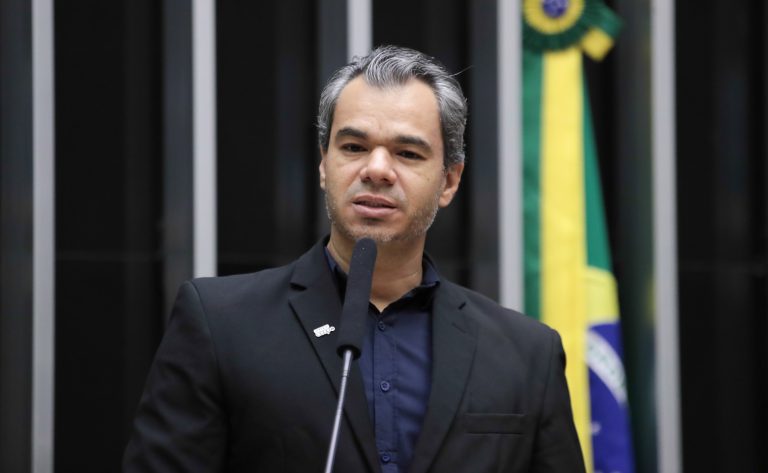 Rafael Soffa é um homem claro de cabelo grisalho, usa um terno escuro e fala ao microfone