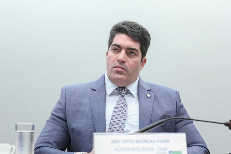 Deputado Otto Alencar Filho fala ao microfone