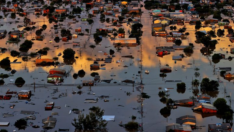 Vista aérea de uma cidade inundada pelas chuvas