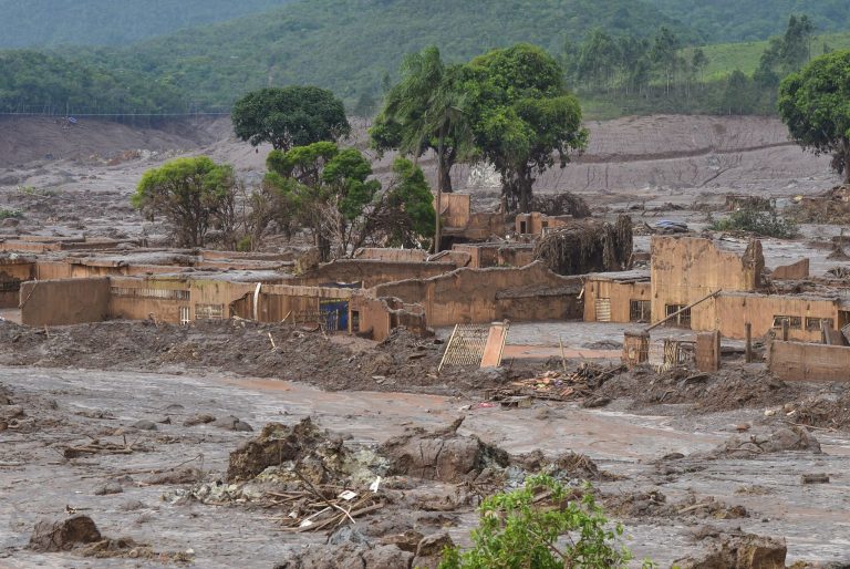 Uma cidade destruída pela lama que escorreu de uma barragem