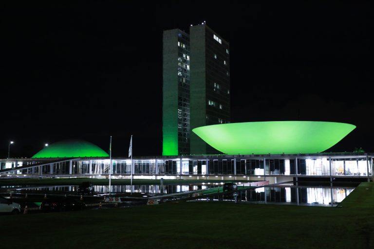 Iluminação especial, na cor VERDE, em celebração ao Dia Mundial da Atividade Física e do Dia Mundial da Saúde.