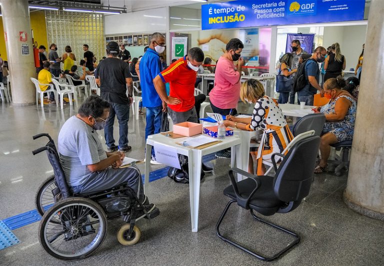 Direitos Humanos - deficientes - pessoa com deficiência - Cadeirante - cadeira de rodas - GDF recruta empresas em busca de emprego para pessoas com deficiência