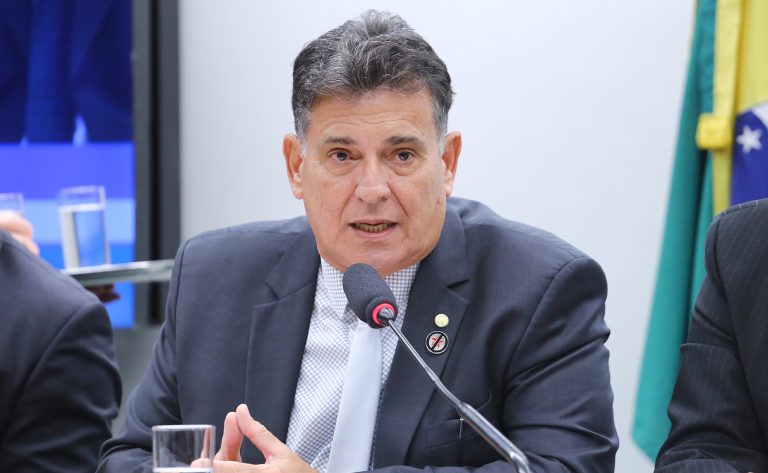 Deputado Coronel Meira fala ao microfone