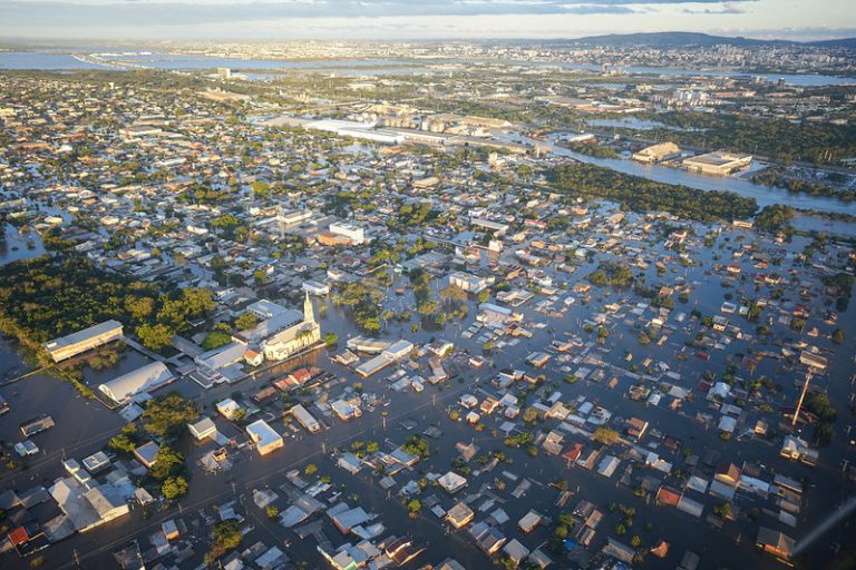 Vista aérea de cidade inundada