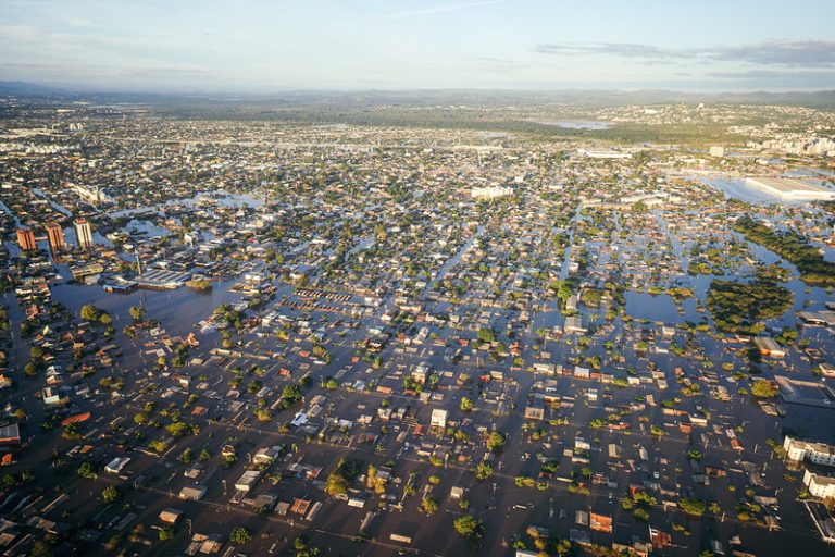 Vista aérea de uma cidade inundada pelas chuvas