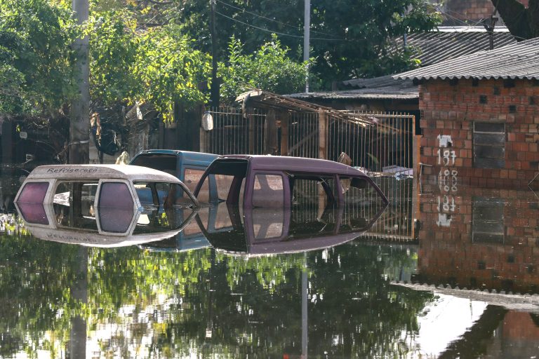 Rua alagada com carros submersos