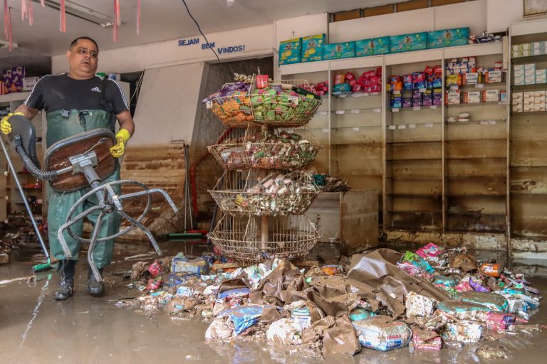 Comerciante entulho limpeza loja comércio lama enchente Centro Histórico Porto Alegre