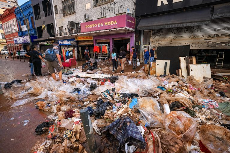 Lojas destruídas por enchentes