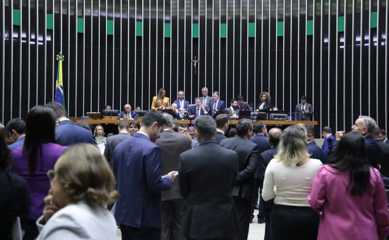 Deputados na sessão do Plenário