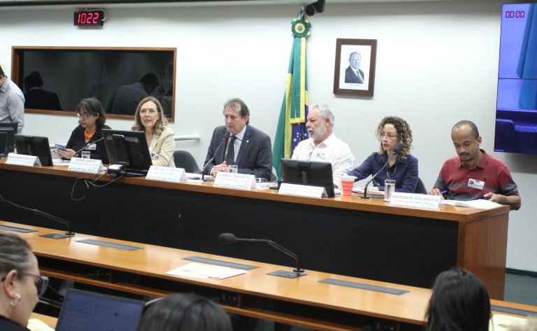 Seminário - Políticas Públicas para a redução do uso agrotóxicos no Brasil. Gerente de Projeto do Gabinete da MDS - Ministério do Desenvolvimento Social -MDS, Márcia Muchagata; Coordenadora - Geral de Vigilância e Saúde Ambiental do Ministério da Saúde - Ministério da Saúde - MS, Eliane Ignotti; Dep. Nilto Tatto (PT - SP); Coordenador de Transição Agroecológica do MDA - Ministério de Desenvolvimento Agrário e Agricultura Familiar - MDA, Cassio Trovatto; Coordenadora de Reavaliação da (GEMAR-ANVISA) - Agência Nacional de Vigilância Sanitária - ANVISA, Maria Augusta Rodrigues