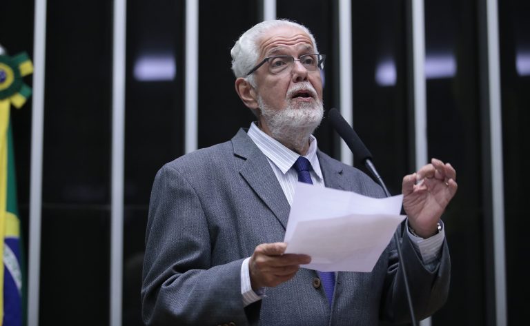 Deputado Jorge Solla fala ao microfone