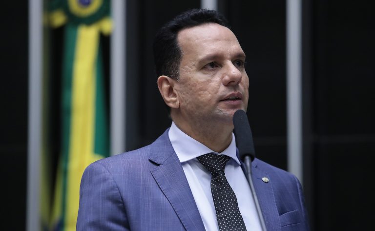 Deputado Josenildo fala ao microfone