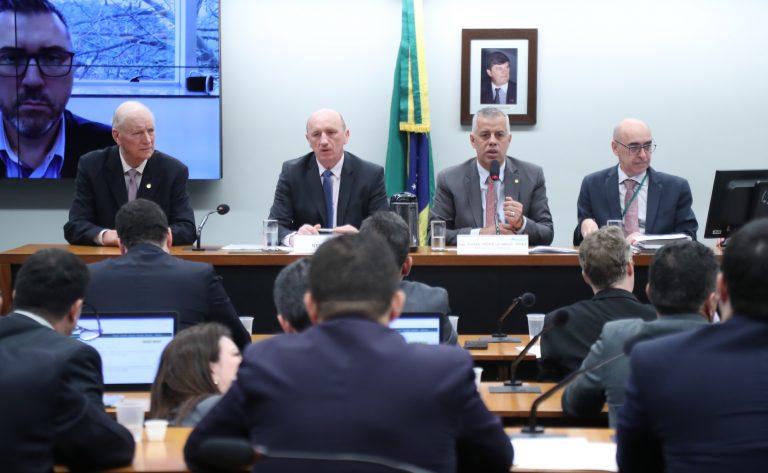 Deputados reunidos no plenário