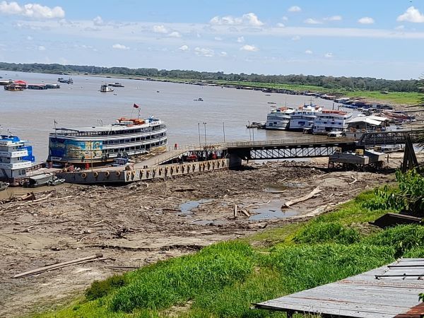 Rio com águas baixas e barcos encalhados