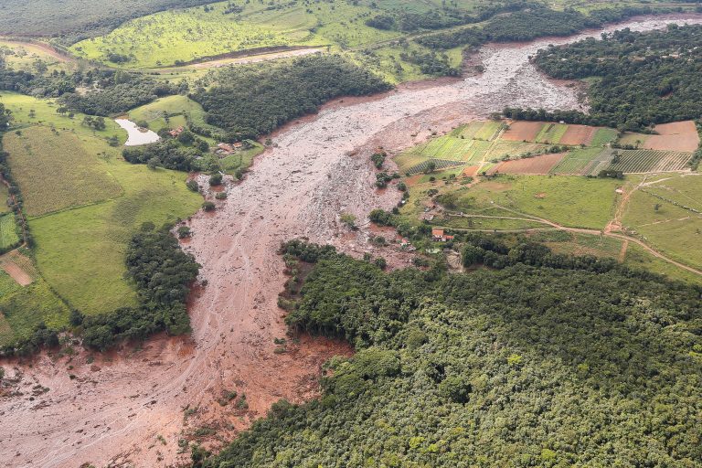 Vista aérea de cidade inundada por uma lama de rejeitos