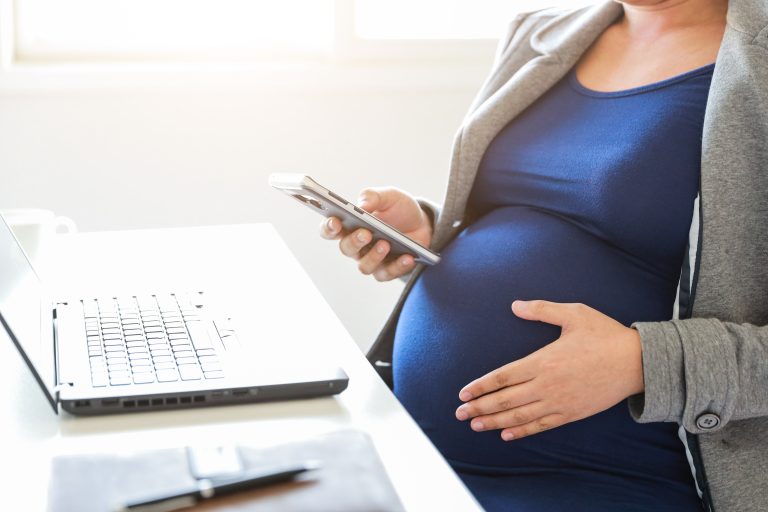 Saúde - geral - mulheres - grávida - gestante - mulher grávida trabalha em casa