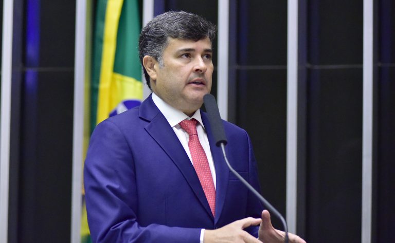 Deputado Eduardo da Fonte fala ao microfone