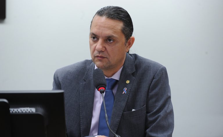 Deputado Weliton Prado em reunião de comissão