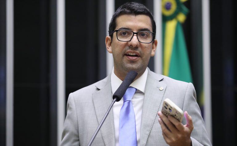 Deputado Marcelo Queiroz fala ao microfone