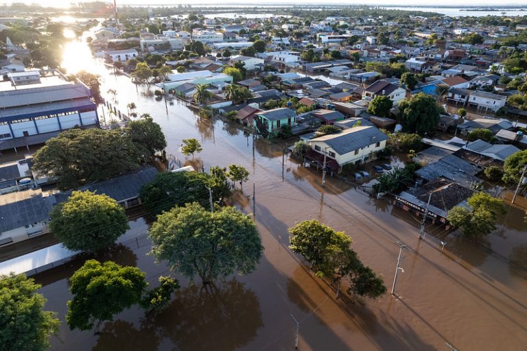 Vista aérea de uma cidade inundada pelas chuvas