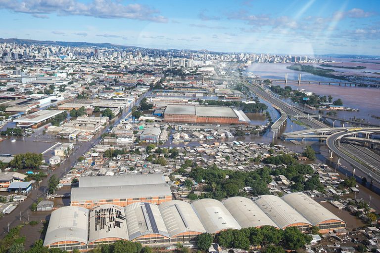 Vista aérea de uma cidade inundada pelas chuvas